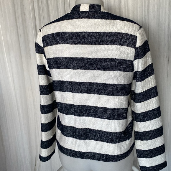 Splendid navy/cream wide strip, textured short blazer! Zip closure Size Medium - Picture 3 of 17